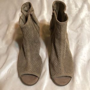Boots/women’s shoes